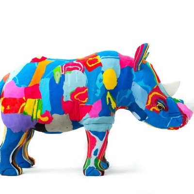 Rinoceronte decorativo colorido em tecido com padrão abstrato