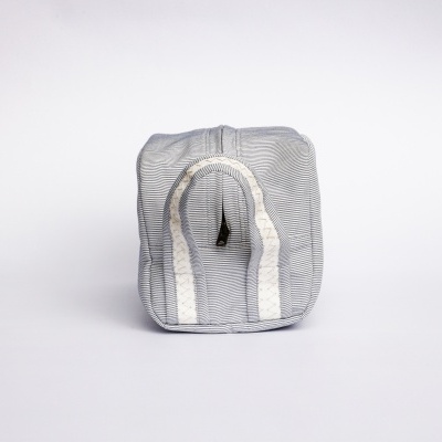 Saco de pano cinzento riscado com arco branco e etiqueta pendurada