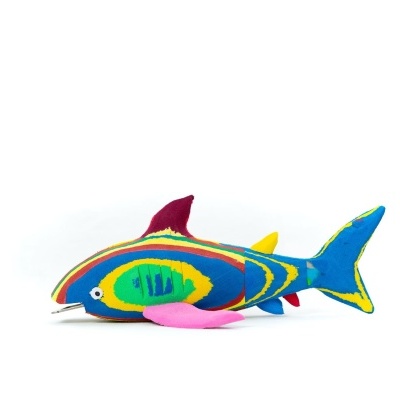 Pelúcia de tubarão colorido com padrões vibrantes