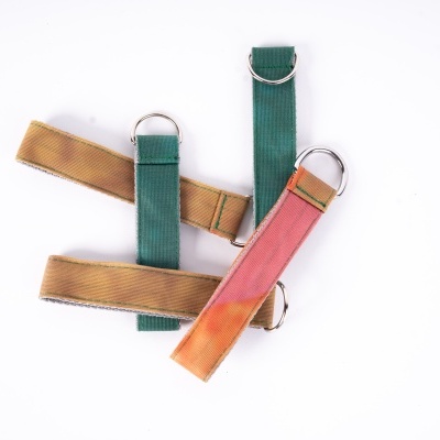 Pulseiras de tecido com argolas metálicas em várias cores sobre fundo branco