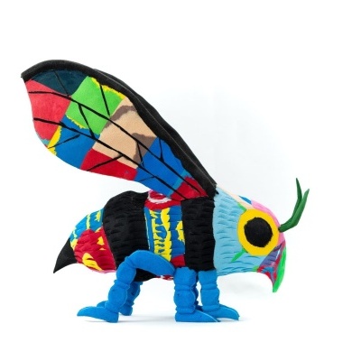 Figura de inseto colorido em tecido com grandes asas e antenas verdes