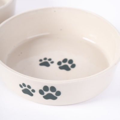 Taça redonda de cerâmica branca com patas pretas desenhadas