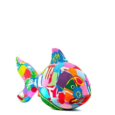 Escultura colorida de peixe em madeira sobre fundo branco