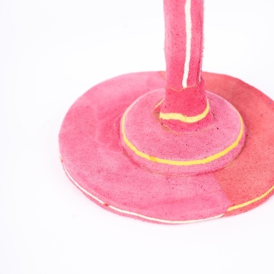 Base e haste de cerâmica cor de rosa com linhas amarelas e brancas
