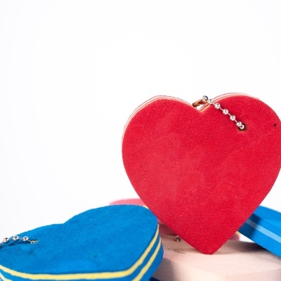 Porta-chaves em forma de coração de espuma colorida com corrente de esferas