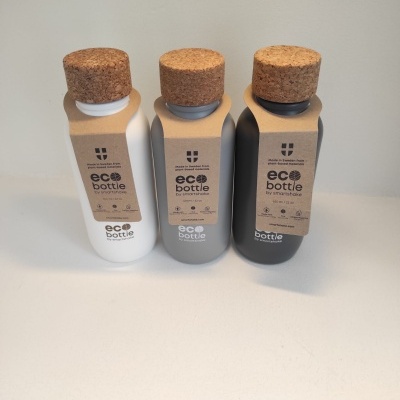 Três garrafas eco bottle com tampas de cortiça em cores branco, cinza e preto