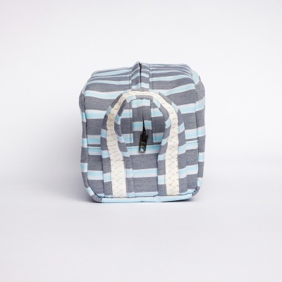 Mala de tecido às riscas cinza e azul com alças brancas com bolinhas