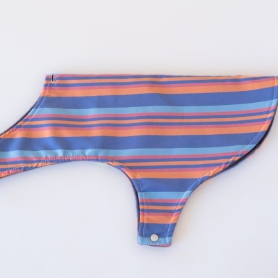 Capa para cão riscada em azul, laranja e cinza