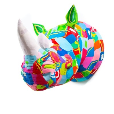 Cabeça decorativa de rinoceronte colorido em pelúcia