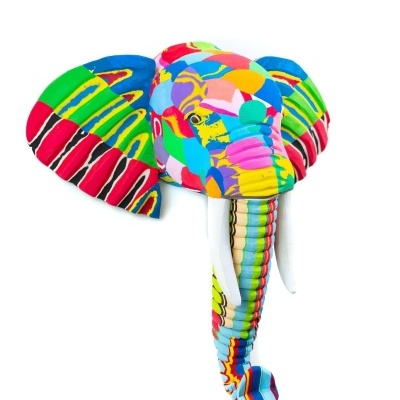 Máscara decorativa de elefante colorida em tecido