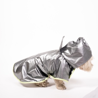 Casaco impermeável metálico prateado para cão com capuz e contorno amarelo fluorescente