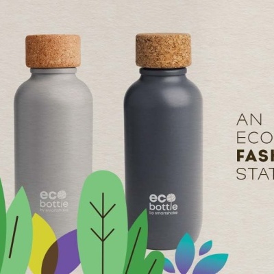 Três garrafas ecológicas de cores cinza com tampas de cortiça em fundo bege e texto promocional