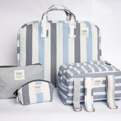 Conjunto de quatro bolsas SM com padrão riscas azul, cinzento e branco