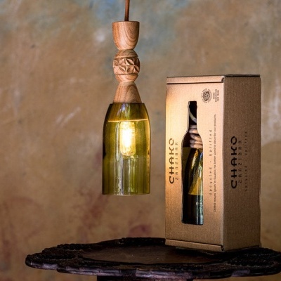 Luminária pendente verde com suporte de madeira e caixa de cartão reciclável