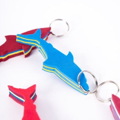 Chaveiros coloridos em forma de tubarão feitos de espuma com argolas metálicas