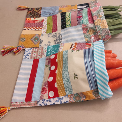 Sacolas de patchwork colorido com legumes frescos