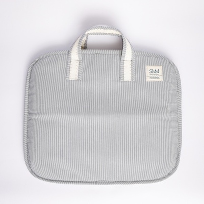 Bolsa cinzenta com alças brancas e etiqueta na parte superior