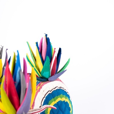 Peças decorativas coloridas de tecido com padrões circulares e detalhes em pétalas multicoloridas