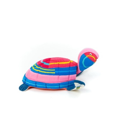 Brinquedo de tartaruga colorido em tecido sobre fundo branco