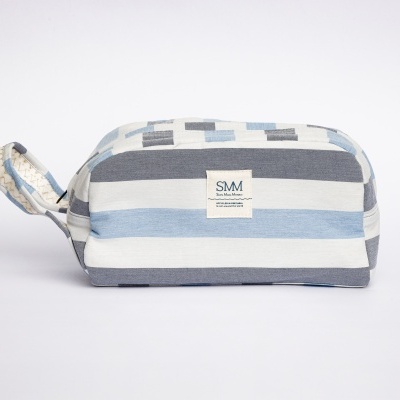 Estojo de tecido riscado azul, cinzento e branco com alça lateral