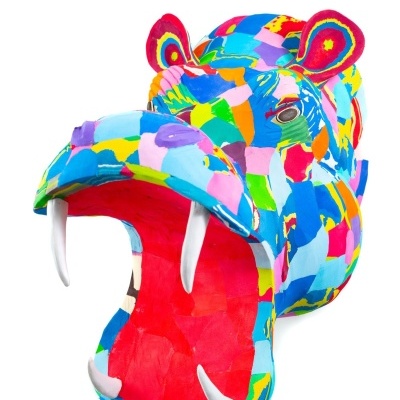 Cabeça decorativa de hipopótamo colorida com mosaico