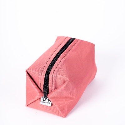 Estojo rosa com fecho preto e etiqueta OH Institute of Practical