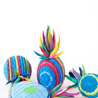 almofadas decorativas em forma de ananás coloridas em tecido com padrões variados e textura acolchoada