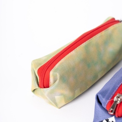 Estojo retangular verde com fecho vermelho e estojo azul ao lado