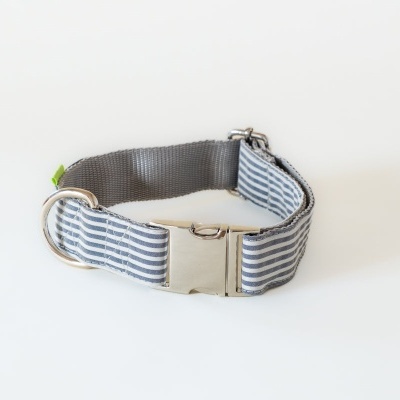 Coleira para cão cinza às riscas brancas com fecho metálico