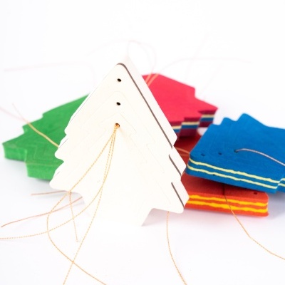 Formas de árvore de Natal em feltro colorido com linhas douradas