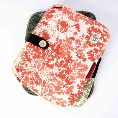 Bolsa ou estojo com padrão floral vermelho e branco e etiqueta com código QR