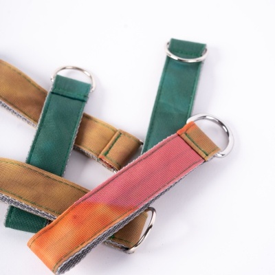 Pulseiras de tecido resistentes em verde, castanho e rosa com argolas metálicas