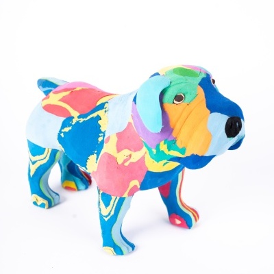 Figura decorativa de cão colorido em tecido com padrão multicolorido
