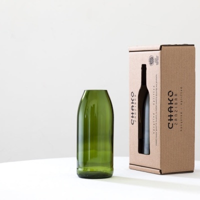 Vaso verde de vidro reciclado e embalagem em cartão castanho com texto preto