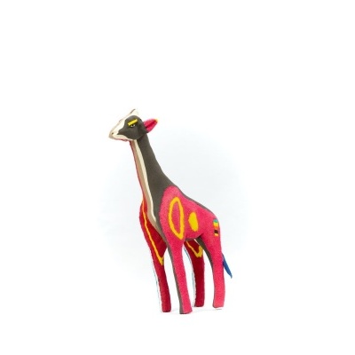 Figura de girafa colorida em tecido sobre fundo branco