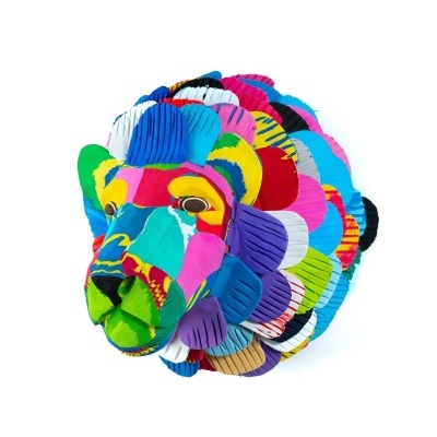 Escultura de cabeça de leão colorida em tecido