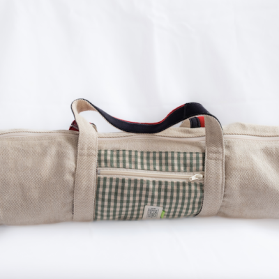 Bolsa de tecido bege com bolso xadrez verde e branco