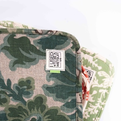 Duas capas de almofadas florais com etiquetas 'USED TO BE IN VESUM'