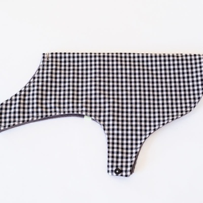 Roupa para cão xadrez preto e branco sobre fundo branco