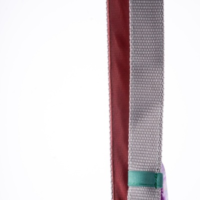 Correia para transporte lilás, verde e cinzenta com fecho metálico