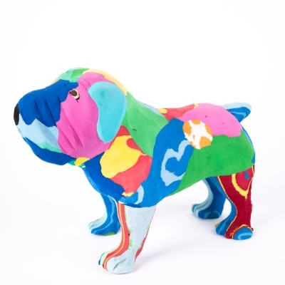 Estátua de cão bulldog colorida com padrões abstratos