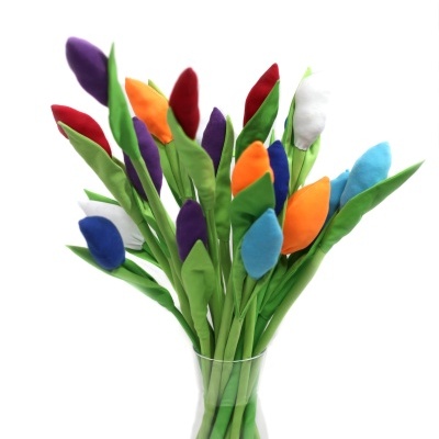 Ramo de flores artificiais coloridas de tecido num vaso transparente