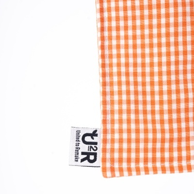 Pano xadrez branco e laranja com etiqueta de tecido