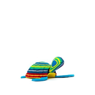 Pelúcia de tartaruga colorida em tecido listrado sobre fundo branco