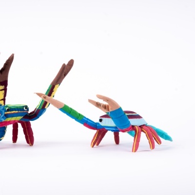 Dois brinquedos de lagostas coloridos feitos de tecido