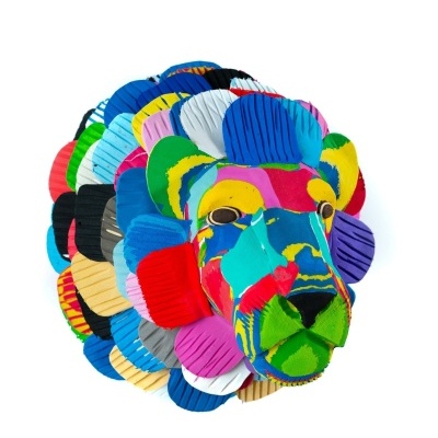 Máscara decorativa de leão em tecido colorido com padrão patchwork