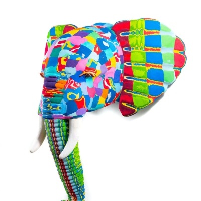 Máscara decorativa de elefante colorida com padrões vibrantes