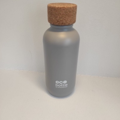 Garrafa ecológica cinza com tampa de cortiça e texto branco