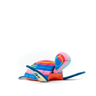 Pelúcia colorida de animal marinho com riscas coloridas