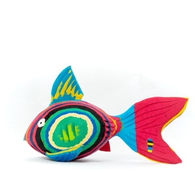 Peixe decorativo de tecido colorido em fundo branco